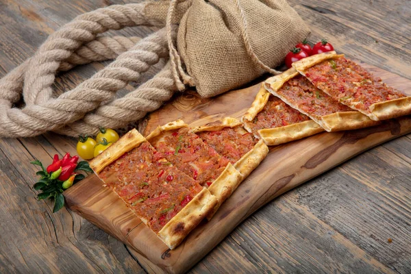 Kıymalı Türk pidesi, Kiymali Pide. Geleneksel Türk mutfağı. Etli Türk pizzası. Üst görünüm