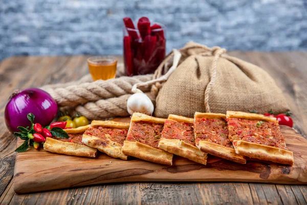 Kıymalı Türk pidesi, Kiymali Pide. Geleneksel Türk mutfağı. Etli Türk pizzası. Üst görünüm