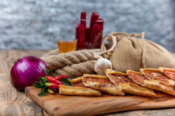 Kıymalı Türk pidesi, Kiymali Pide. Geleneksel Türk mutfağı. Etli Türk pizzası. Üst görünüm