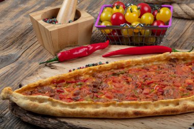 Geleneksel Türk pide bifteği - Kusbasili Pide. Küplü Türk Pedi.