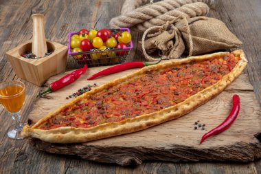 Geleneksel Türk pide bifteği - Kusbasili Pide. Küplü Türk Pedi.