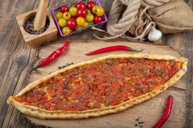 Geleneksel Türk pide bifteği - Kusbasili Pide. Küplü Türk Pedi.