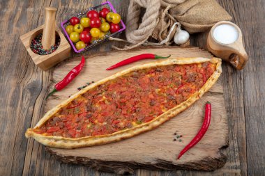 Geleneksel Türk pide bifteği - Kusbasili Pide. Küplü Türk Pedi.