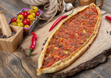 Geleneksel Türk pide bifteği - Kusbasili Pide. Küplü Türk Pedi.