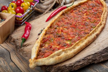 Geleneksel Türk pide bifteği - Kusbasili Pide. Küplü Türk Pedi.