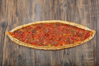 Geleneksel Türk pide bifteği - Kusbasili Pide. Küplü Türk Pedi.