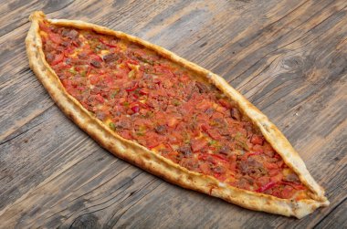 Geleneksel Türk pide bifteği - Kusbasili Pide. Küplü Türk Pedi.