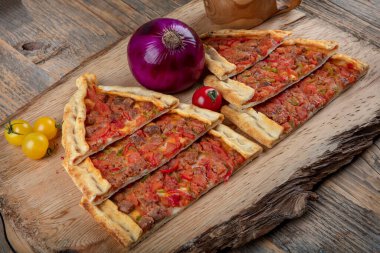 Geleneksel Türk pide bifteği - Kusbasili Pide. Küplü Türk Pedi.