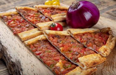 Geleneksel Türk pide bifteği - Kusbasili Pide. Küplü Türk Pedi.