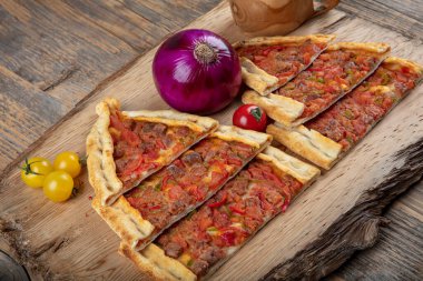 Geleneksel Türk pide bifteği - Kusbasili Pide. Küplü Türk Pedi.