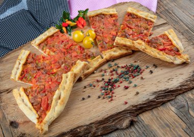 Geleneksel Türk pide bifteği - Kusbasili Pide. Küplü Türk Pedi.