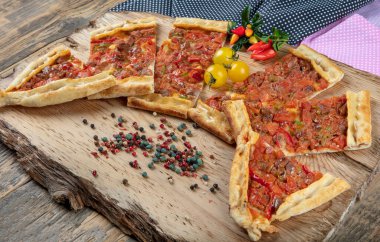 Geleneksel Türk pide bifteği - Kusbasili Pide. Küplü Türk Pedi.