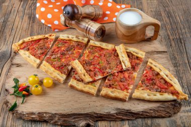 Geleneksel Türk pide bifteği - Kusbasili Pide. Küplü Türk Pedi.