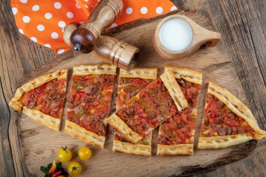 Geleneksel Türk pide bifteği - Kusbasili Pide. Küplü Türk Pedi.