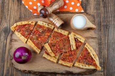 Geleneksel Türk pide bifteği - Kusbasili Pide. Küplü Türk Pedi.