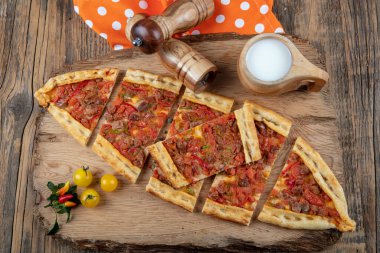 Geleneksel Türk pide bifteği - Kusbasili Pide. Küplü Türk Pedi.