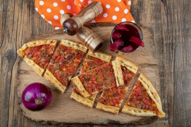 Geleneksel Türk pide bifteği - Kusbasili Pide. Küplü Türk Pedi.