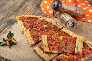 Geleneksel Türk pide bifteği - Kusbasili Pide. Küplü Türk Pedi.