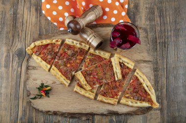 Geleneksel Türk pide bifteği - Kusbasili Pide. Küplü Türk Pedi.