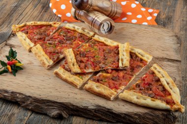 Geleneksel Türk pide bifteği - Kusbasili Pide. Küplü Türk Pedi.