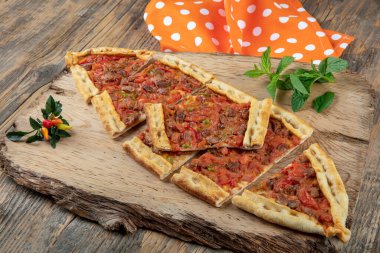 Geleneksel Türk pide bifteği - Kusbasili Pide. Küplü Türk Pedi.