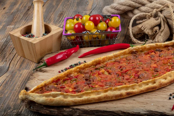 Geleneksel Türk pide bifteği - Kusbasili Pide. Küplü Türk Pedi.