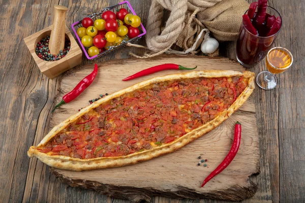 Geleneksel Türk pide bifteği - Kusbasili Pide. Küplü Türk Pedi.