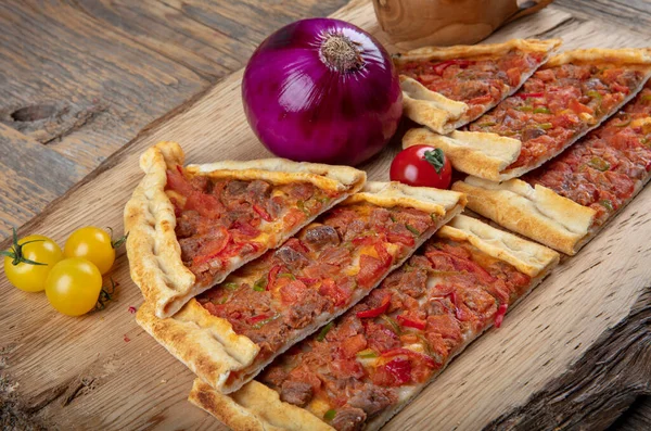 Geleneksel Türk pide bifteği - Kusbasili Pide. Küplü Türk Pedi.