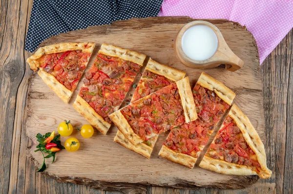 Geleneksel Türk pide bifteği - Kusbasili Pide. Küplü Türk Pedi.