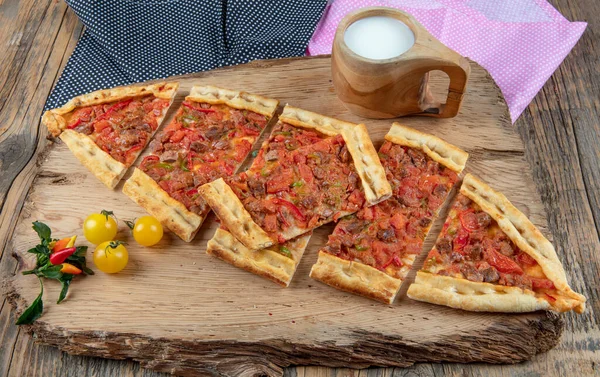 Geleneksel Türk pide bifteği - Kusbasili Pide. Küplü Türk Pedi.