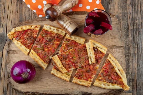 Geleneksel Türk pide bifteği - Kusbasili Pide. Küplü Türk Pedi.
