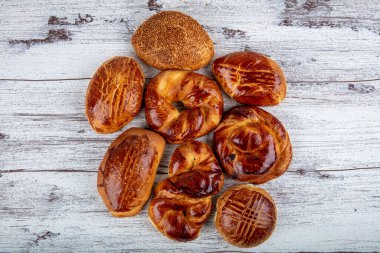 Türk hamur işi ürünü, lezzetli pogaca. Türk Pastaları; pogaca, borek, pastane vitrininde acma.