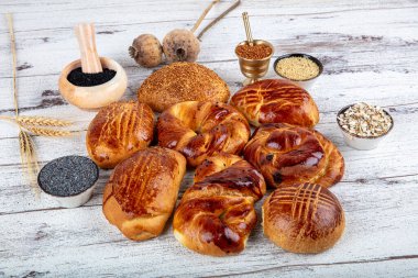 Türk hamur işi ürünü, lezzetli pogaca. Türk Pastaları; pogaca, borek, pastane vitrininde acma.