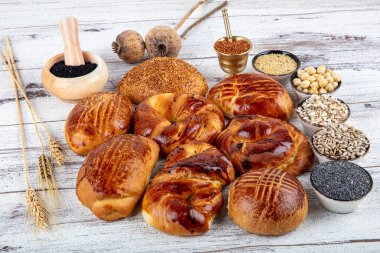 Türk hamur işi ürünü, lezzetli pogaca. Türk Pastaları; pogaca, borek, pastane vitrininde acma.