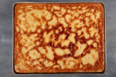 Geleneksel Türk hamur işleri: Peynirli su keki (Su boregi). Peynirli ve kıymalı iki çeşit su böreği vardır. Ramazan aylarında tercih edilir..