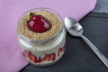 Çilekli manolya. Tabağa manolya tatlısı koyduk. Üstüne dilimlenmiş çilek..