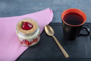 Çilekli manolya. Tabağa manolya tatlısı koyduk. Üstüne dilimlenmiş çilek..