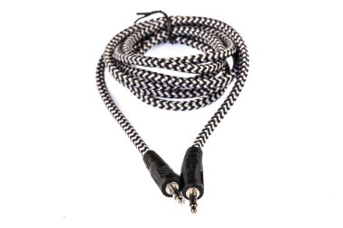 Ses kablosu. Beyaz arkaplanda siyah kablo olan ses krikosunu kapat.