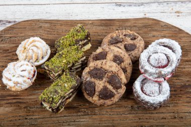 Bir fırın ve pastanenin penceresini çeşitli yeni pişmiş yerel tatlılarla göster: kurabiyeler, bisküviler, şekerler.