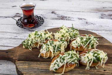 Geleneksel Türk hamur tatlısı peynirli ve dereotlu. Türkçe adı: Sakalli, sacakli, corek - pogaca.