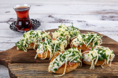 Geleneksel Türk hamur tatlısı peynirli ve dereotlu. Türkçe adı: Sakalli, sacakli, corek - pogaca.