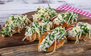 Geleneksel Türk hamur tatlısı peynirli ve dereotlu. Türkçe adı: Sakalli, sacakli, corek - pogaca.