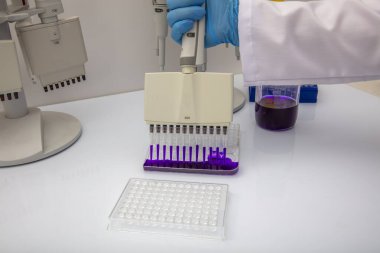 Laboratuvar / Çok kanallı pipet yükleme örneklerinde test için mikro plakaya 96 kuyuya biyolojik örnekler yükleyen çok kanallı pipet..
