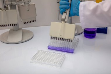 Laboratuvar / Çok kanallı pipet yükleme örneklerinde test için mikro plakaya 96 kuyuya biyolojik örnekler yükleyen çok kanallı pipet..