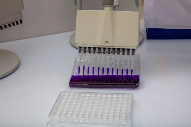 Laboratuvar / Çok kanallı pipet yükleme örneklerinde test için mikro plakaya 96 kuyuya biyolojik örnekler yükleyen çok kanallı pipet..