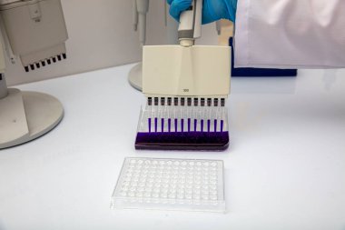 Laboratuvar / Çok kanallı pipet yükleme örneklerinde test için mikro plakaya 96 kuyuya biyolojik örnekler yükleyen çok kanallı pipet..