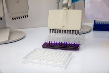 Laboratuvar / Çok kanallı pipet yükleme örneklerinde test için mikro plakaya 96 kuyuya biyolojik örnekler yükleyen çok kanallı pipet..
