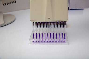 Laboratuvar / Çok kanallı pipet yükleme örneklerinde test için mikro plakaya 96 kuyuya biyolojik örnekler yükleyen çok kanallı pipet..