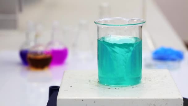 Cyan Solution Beaker Agitated Magnetic Stirred Laboratory — Stok video