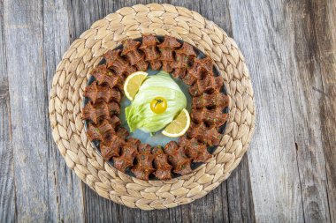 Geleneksel Türk aperatifi lavaşlı Cigkofte, malzemeler çiğ, et bulgur, soğan, domates ezmesi, kırmızı biber ve tuz. Türk yerel çiğ gıda kavramı.
